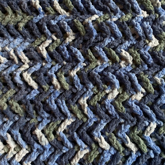 Handmade crochet baby blanket (blue/green/white zigzag) - Picture 2 of 2